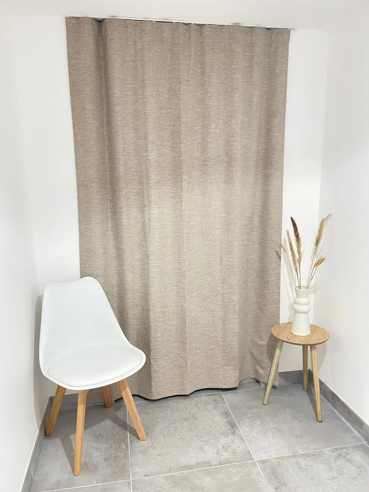 Entrée avec rideau en lin, chaise et fleurs séchées