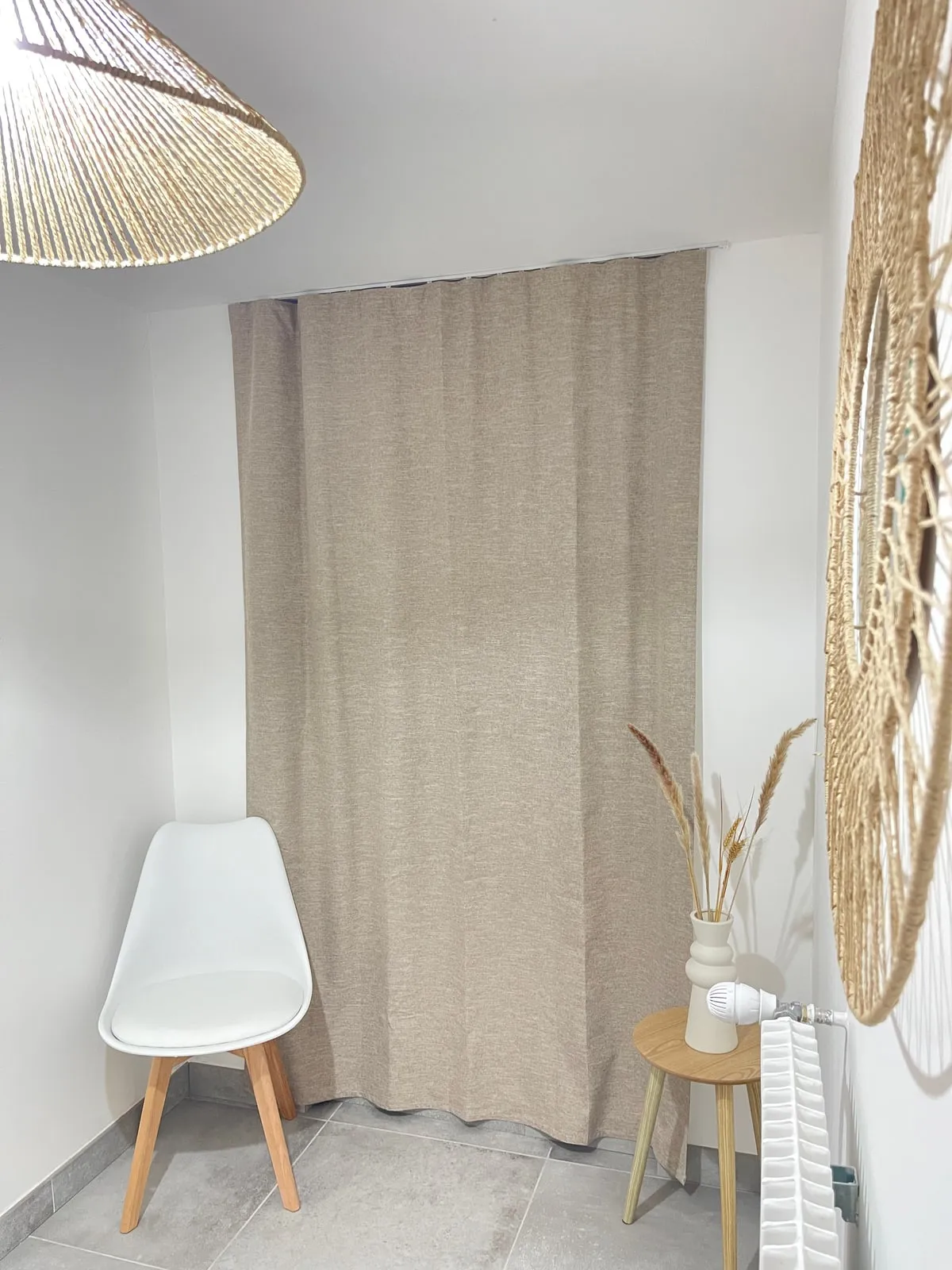 Entrée vue de côté avec miroir en rotin